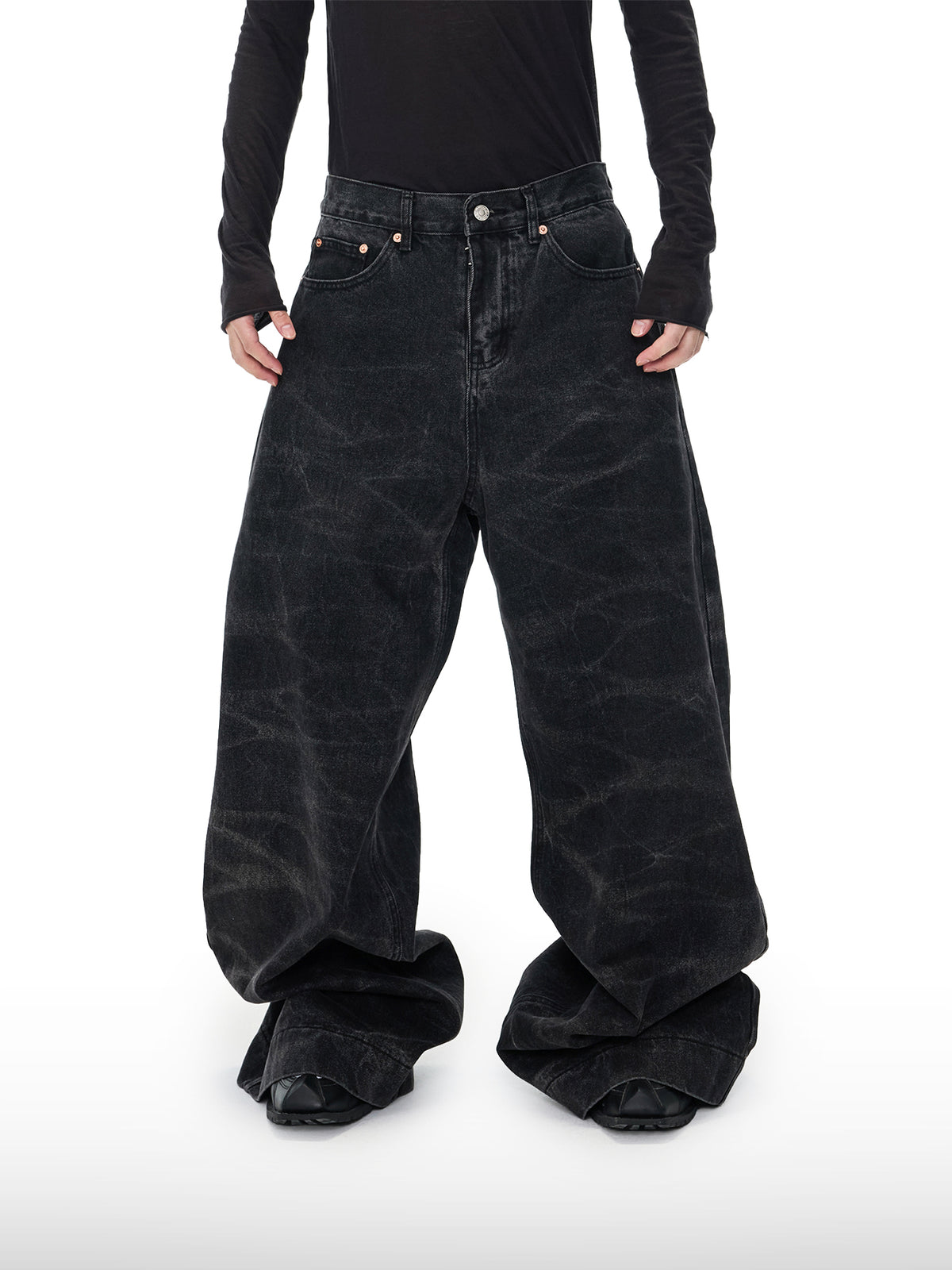 Jeans mit dunklem Leopardenmuster