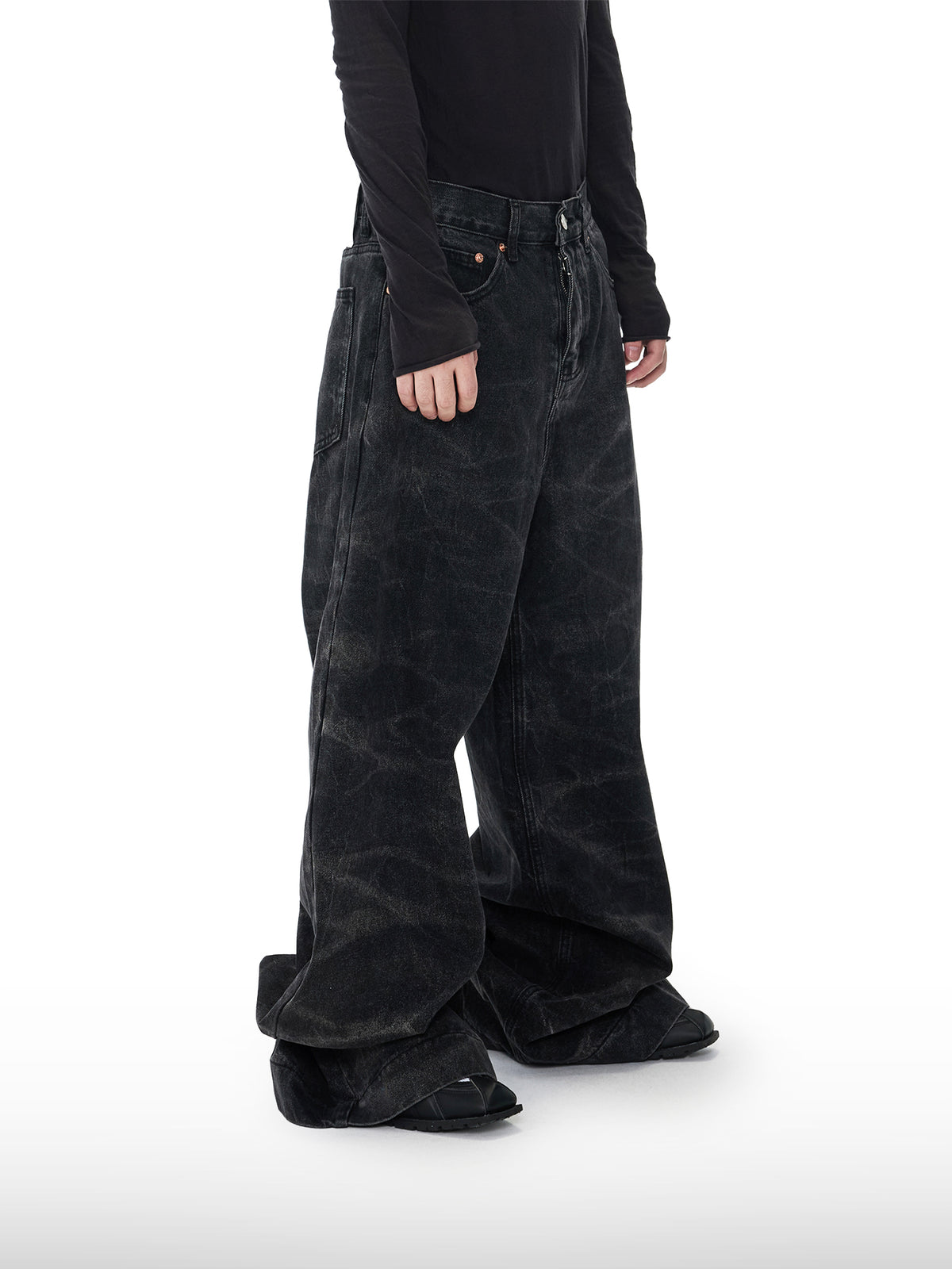 Jeans mit dunklem Leopardenmuster