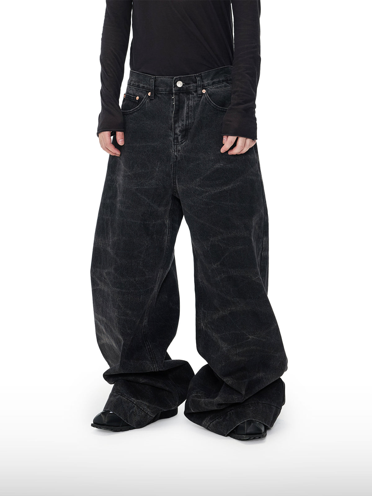 Jeans mit dunklem Leopardenmuster