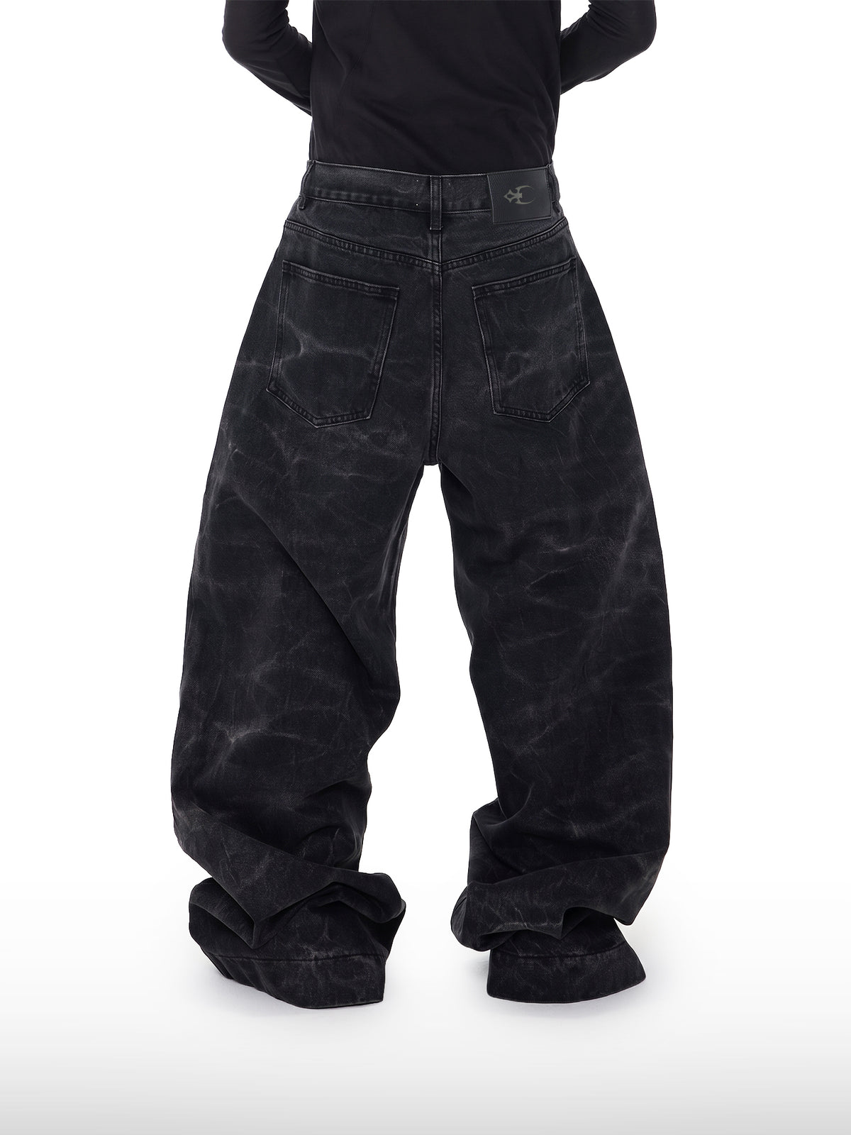 Jeans mit dunklem Leopardenmuster