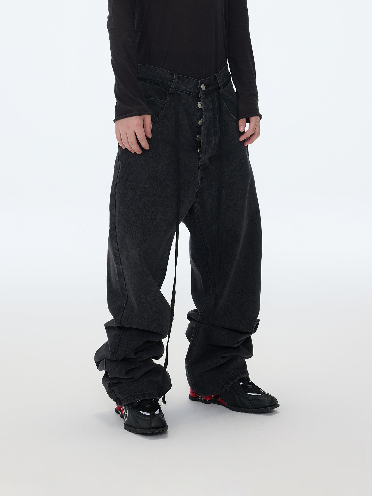 Drapierte schwarze Jeans