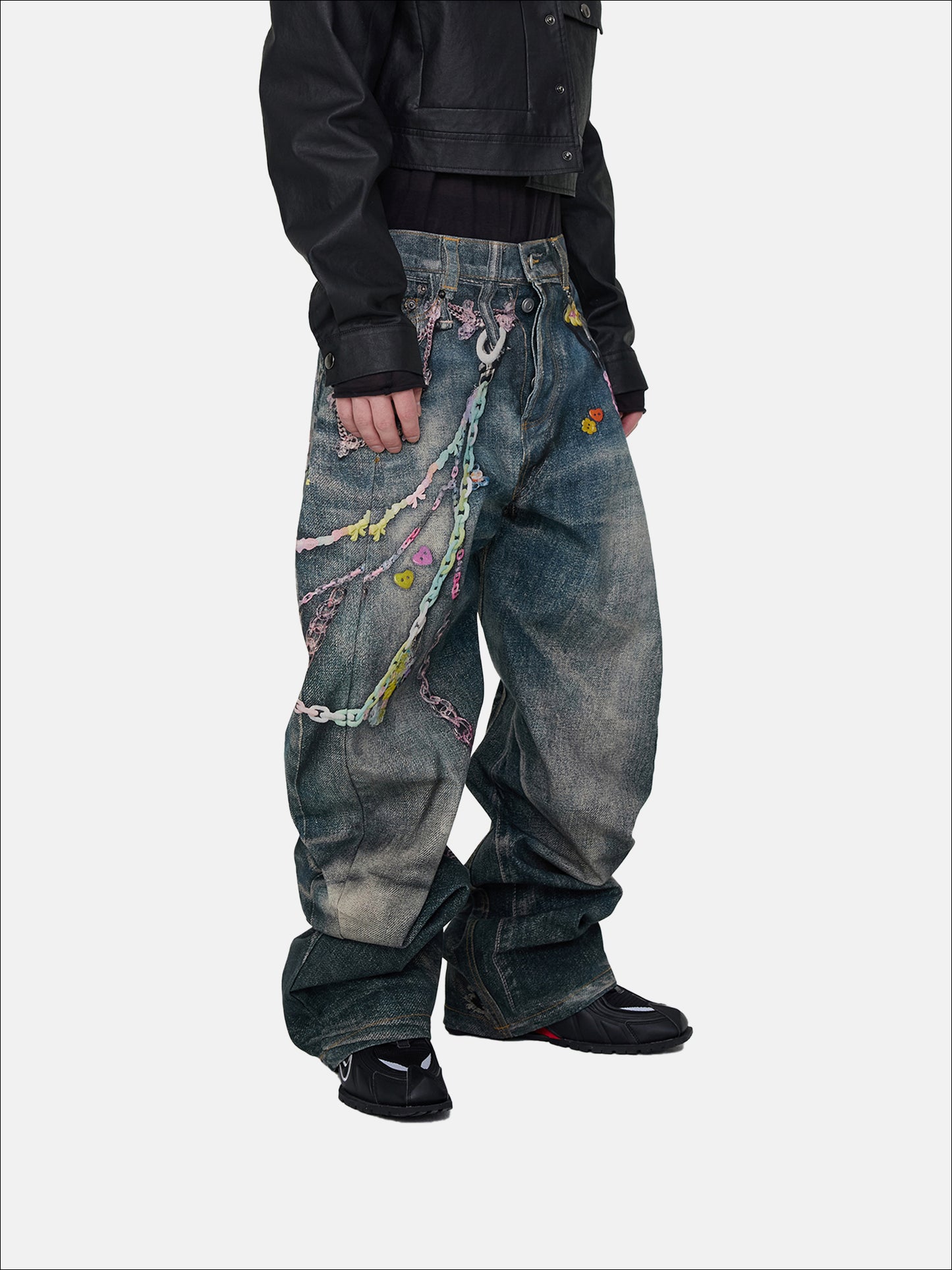Jeans mit bemalter Kette