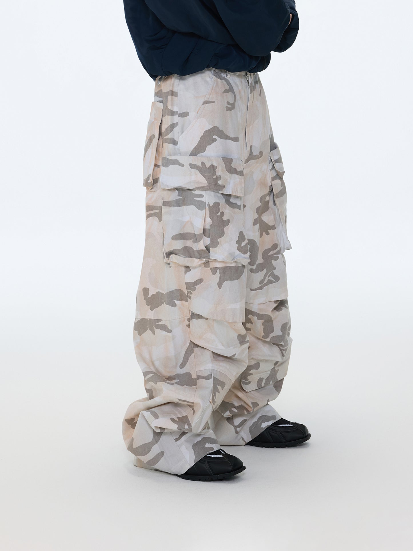 Sandfarbene Camouflage-Cargohose
