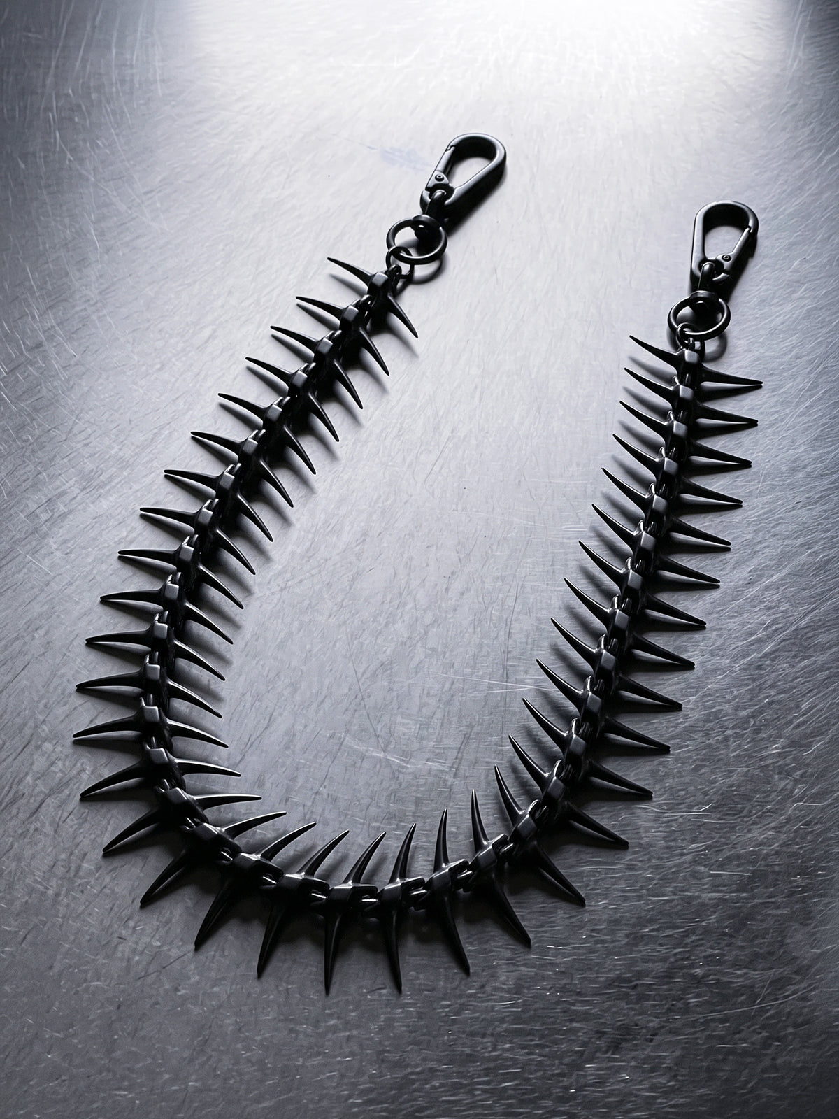Taillenkette mit Stacheln und Fischgrätenmuster