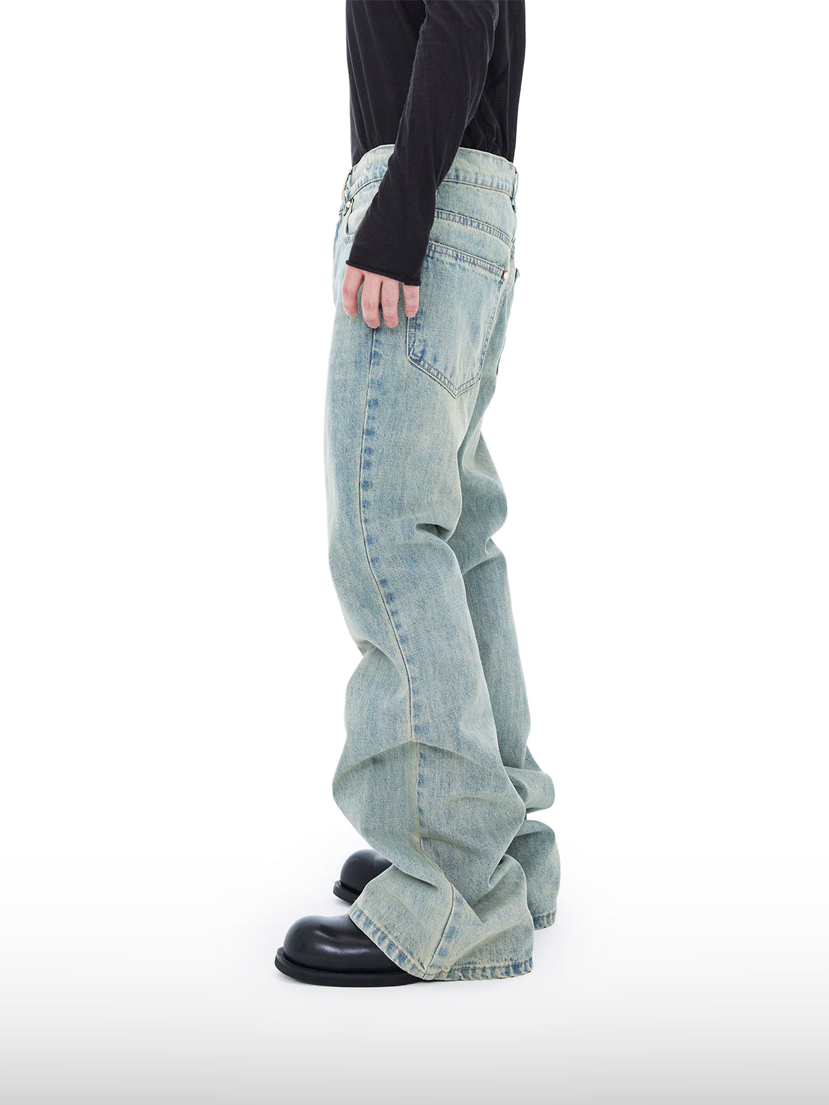 Gestapelte weite Jeans