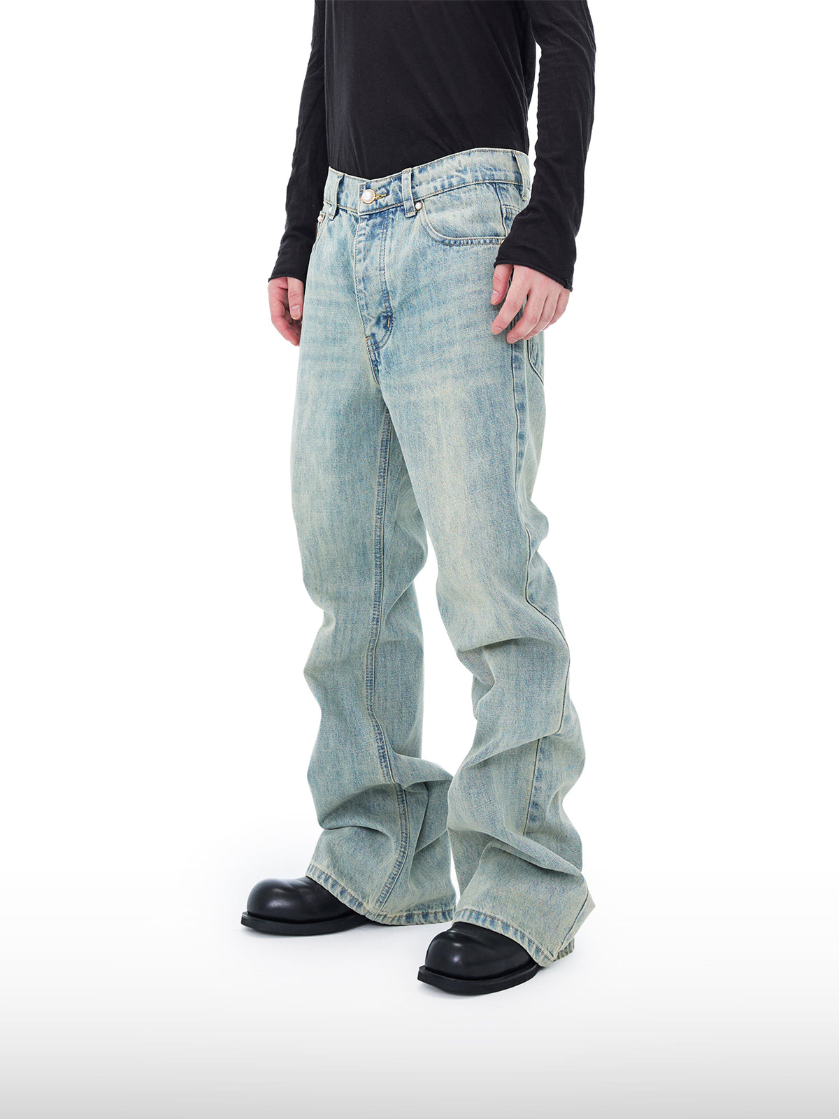 Gestapelte weite Jeans