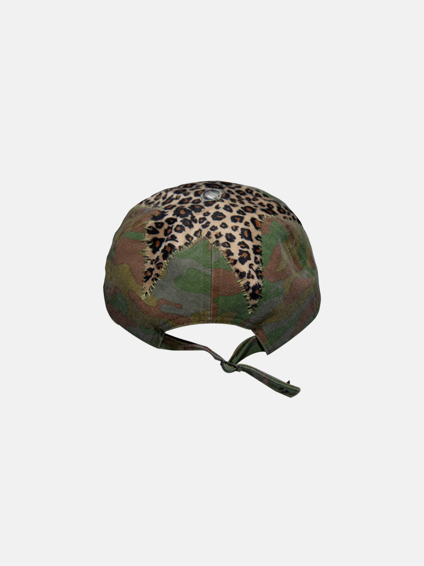 Kappe mit Camouflage-Leoparden-Besatz