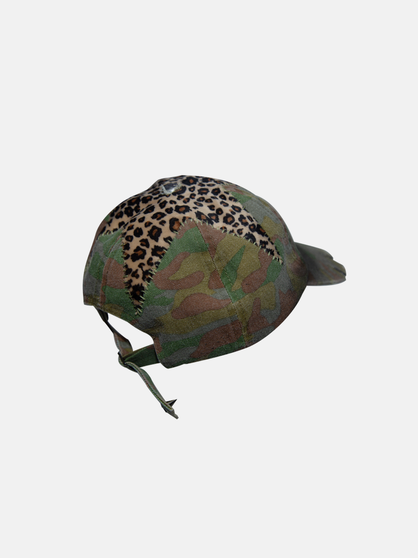 Kappe mit Camouflage-Leoparden-Besatz