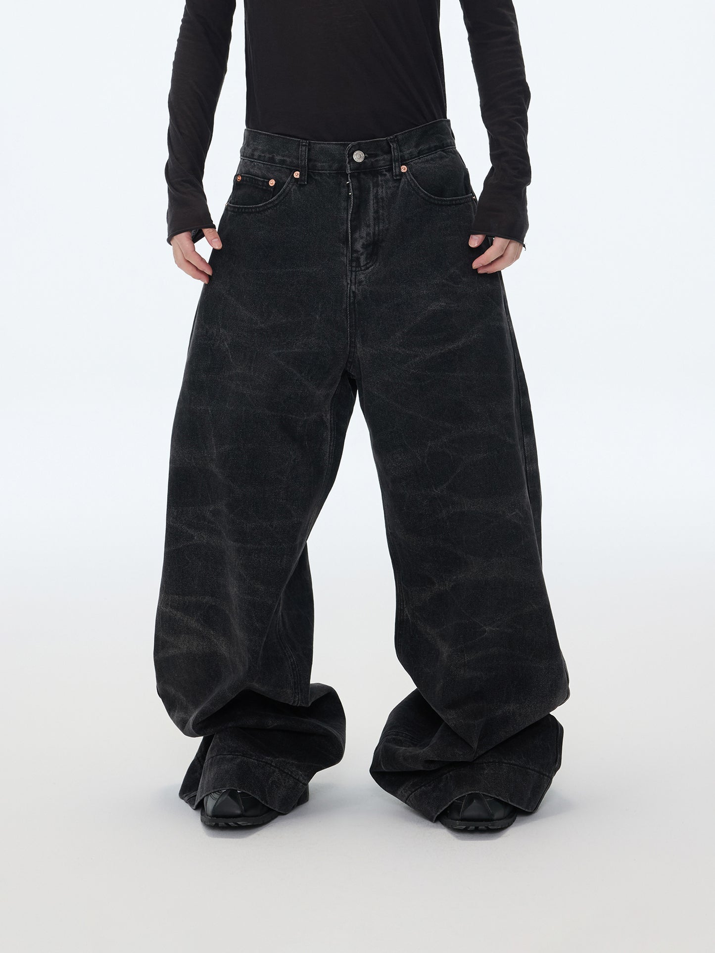 Jeans mit dunklem Leopardenmuster