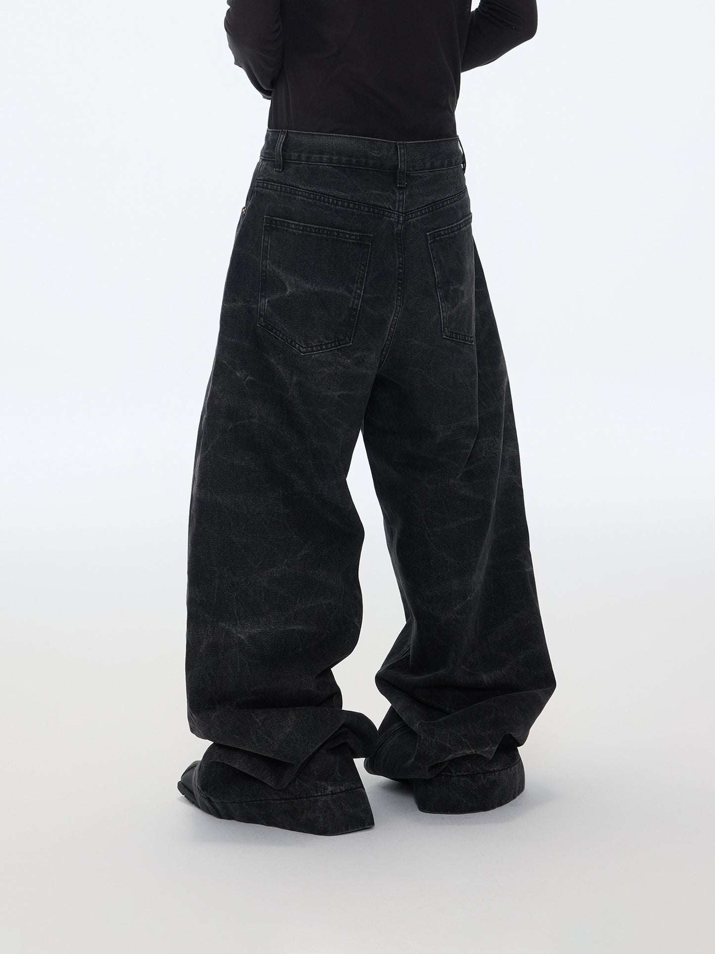 Jeans mit dunklem Leopardenmuster