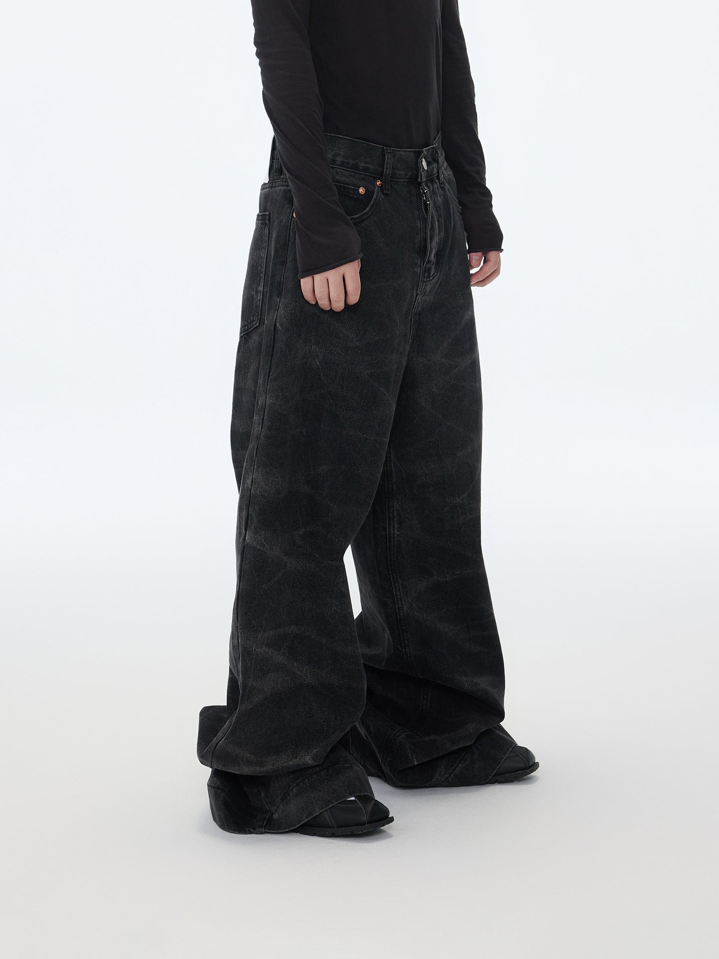 Jeans mit dunklem Leopardenmuster