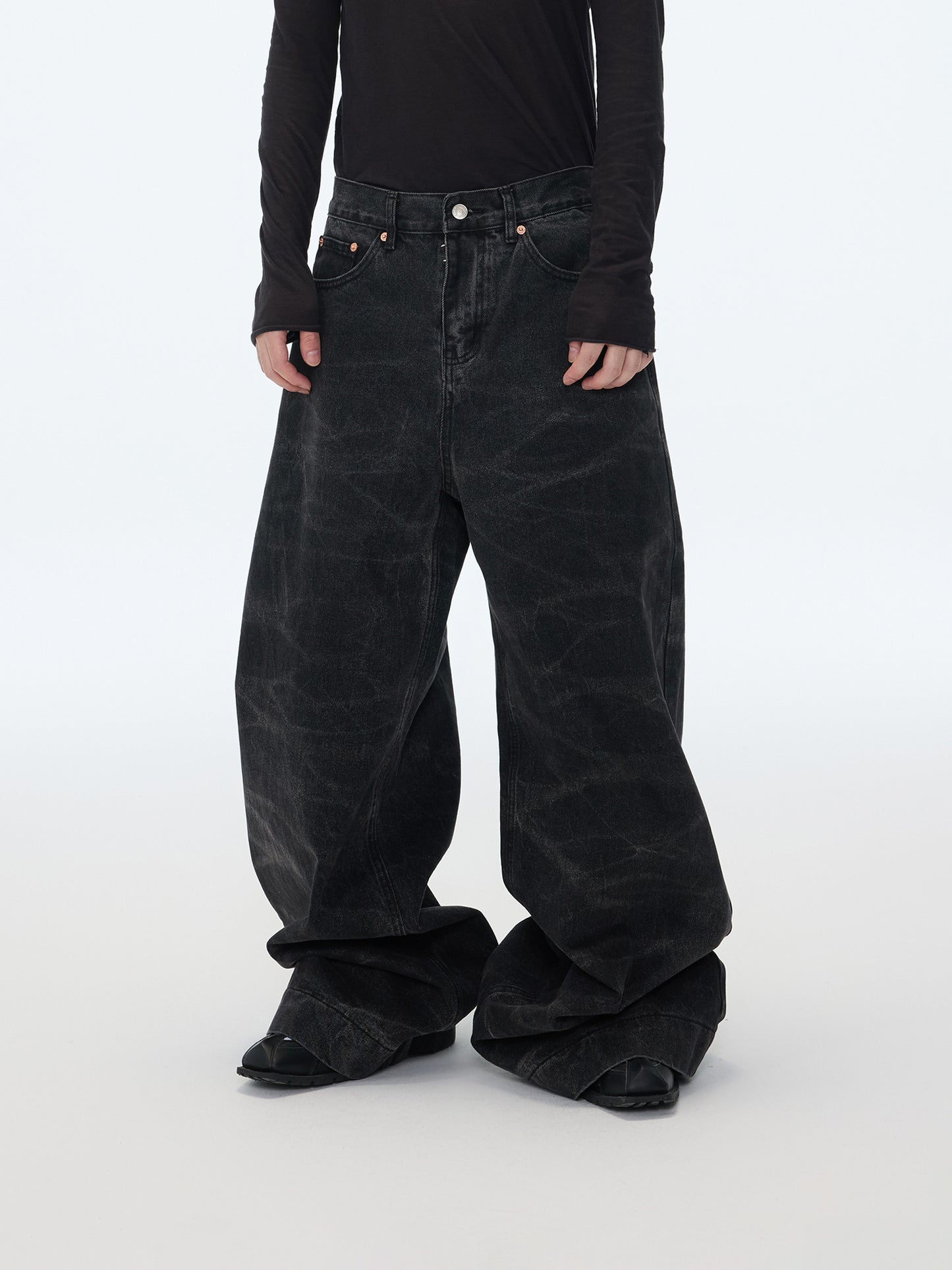 Jeans mit dunklem Leopardenmuster