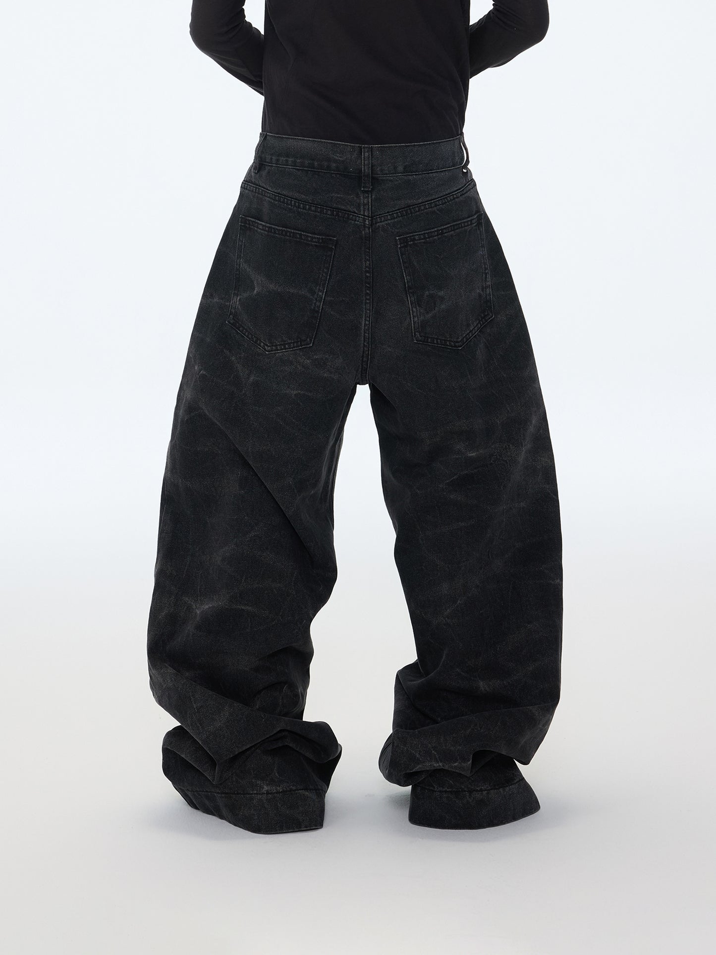 Jeans mit dunklem Leopardenmuster