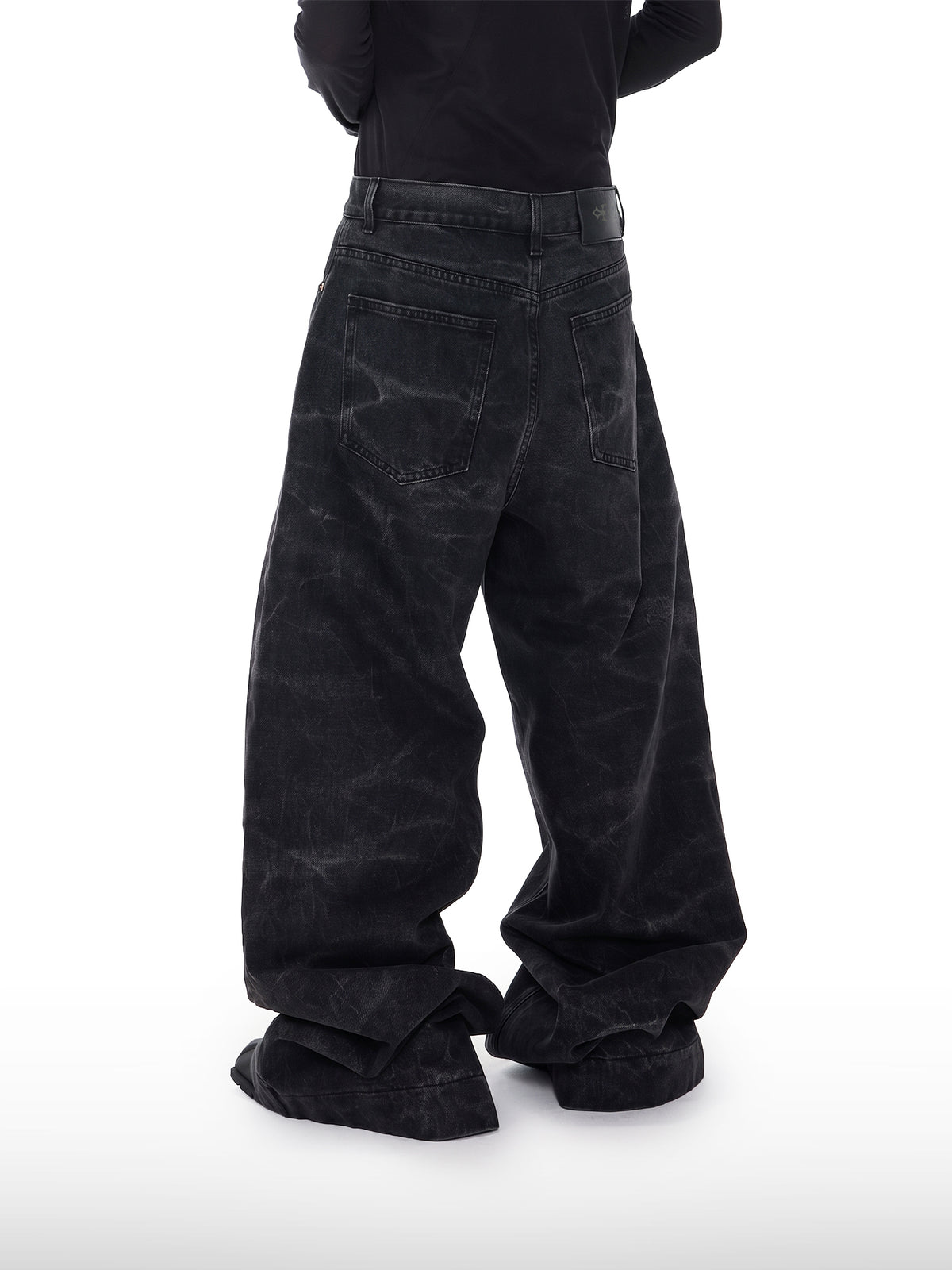 Jeans mit dunklem Leopardenmuster