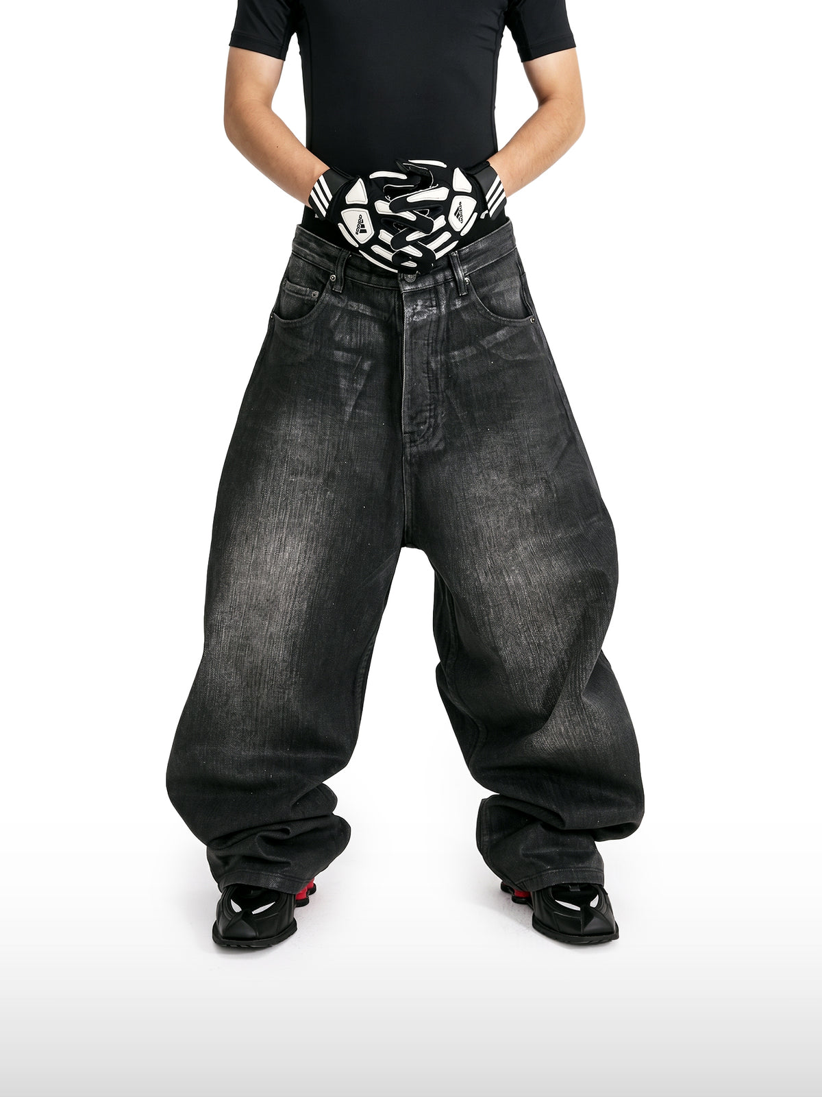 Vervaagde zwarte wijde jeans