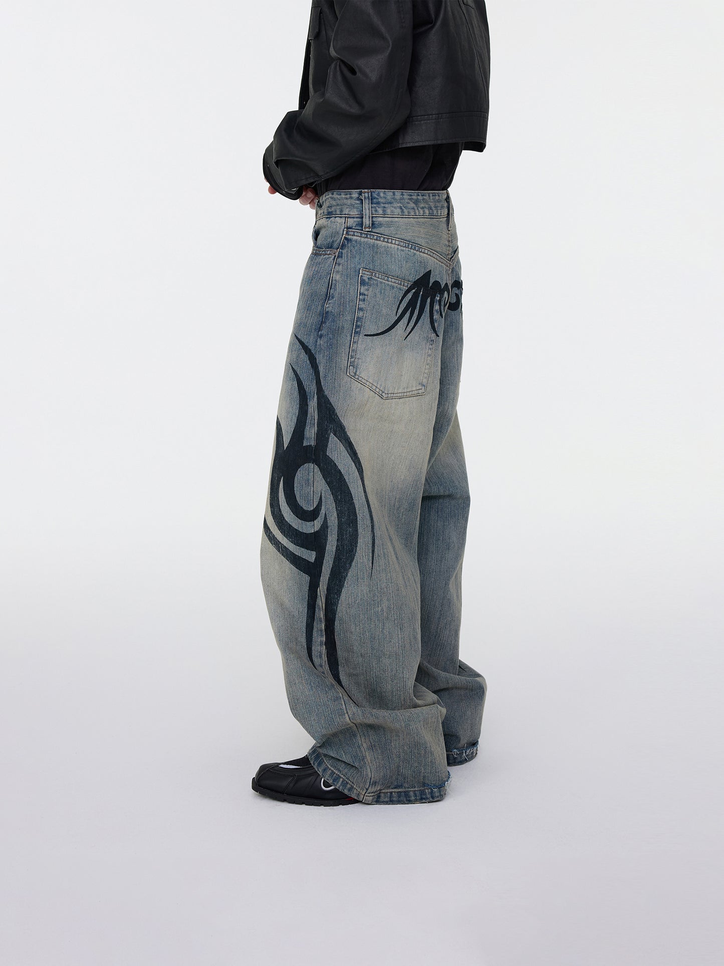 Verwaschene Tribal-Jeans