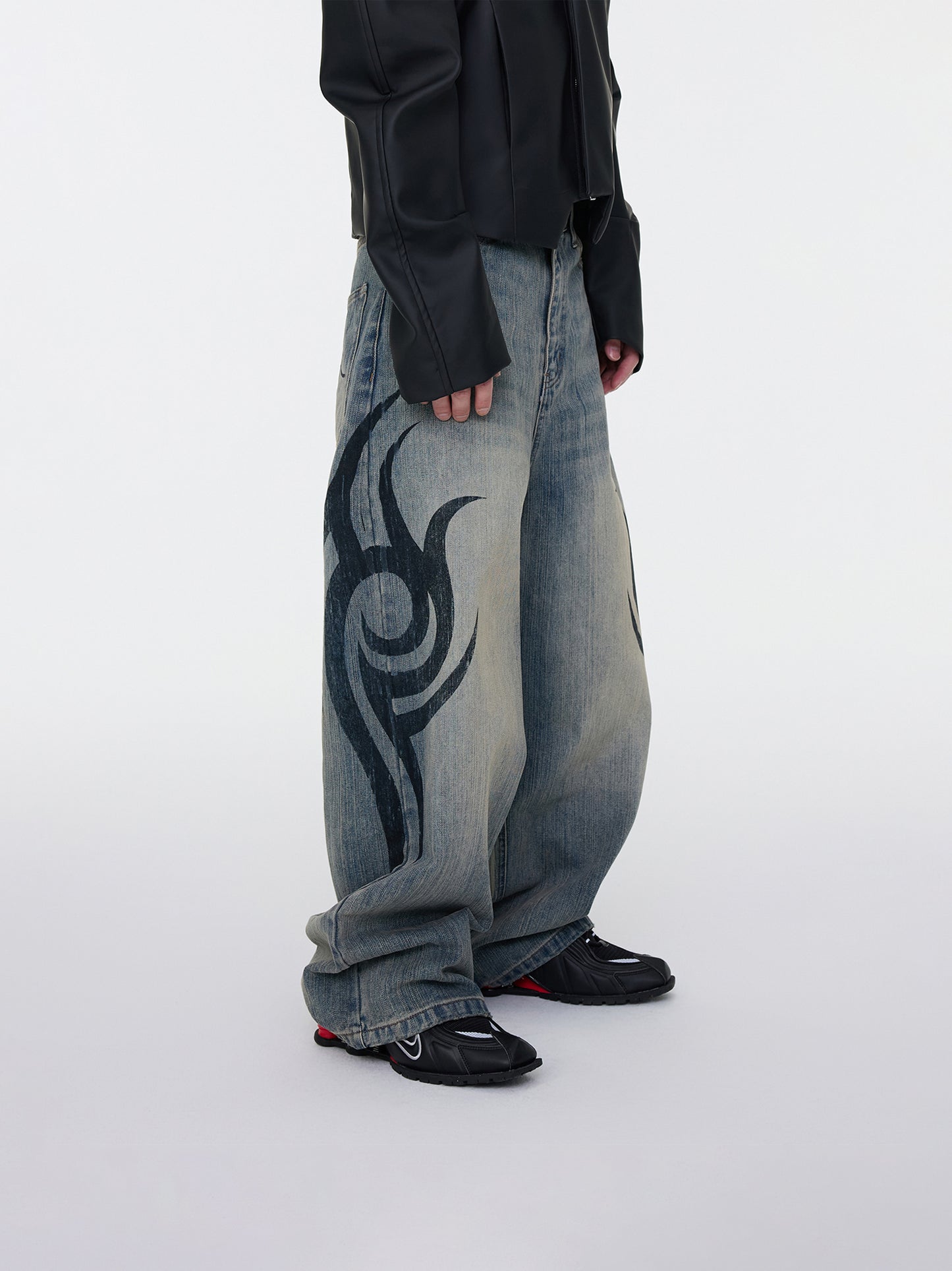 Verwaschene Tribal-Jeans