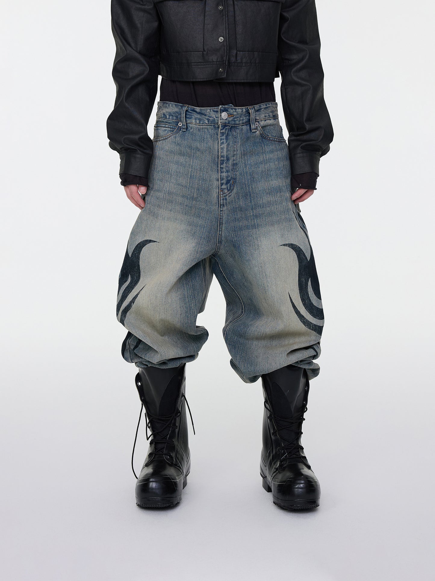 Verwaschene Tribal-Jeans