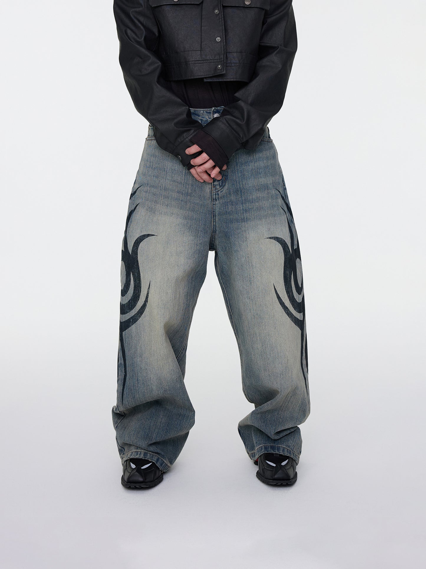 Verwaschene Tribal-Jeans