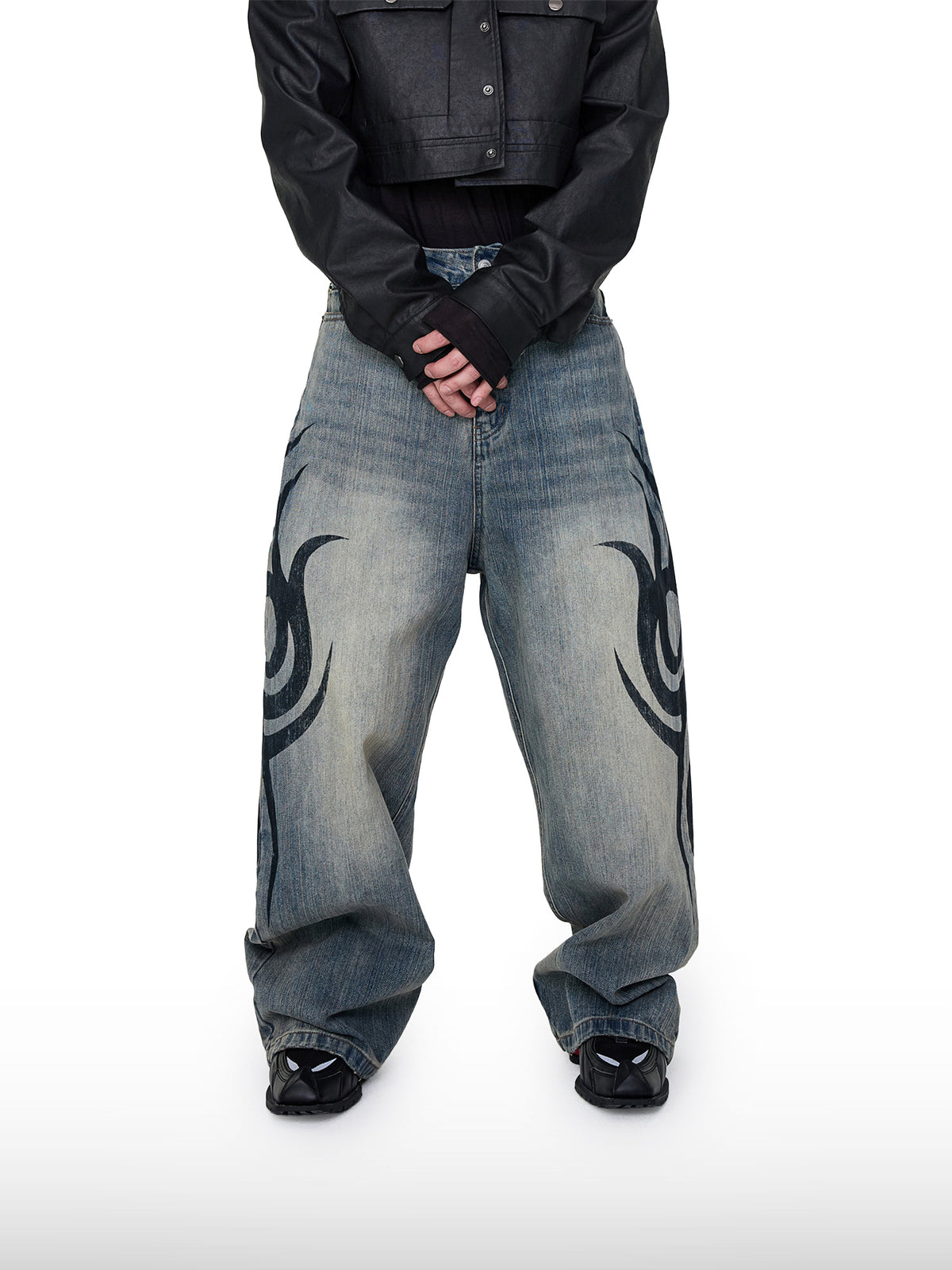 Verwaschene Tribal-Jeans