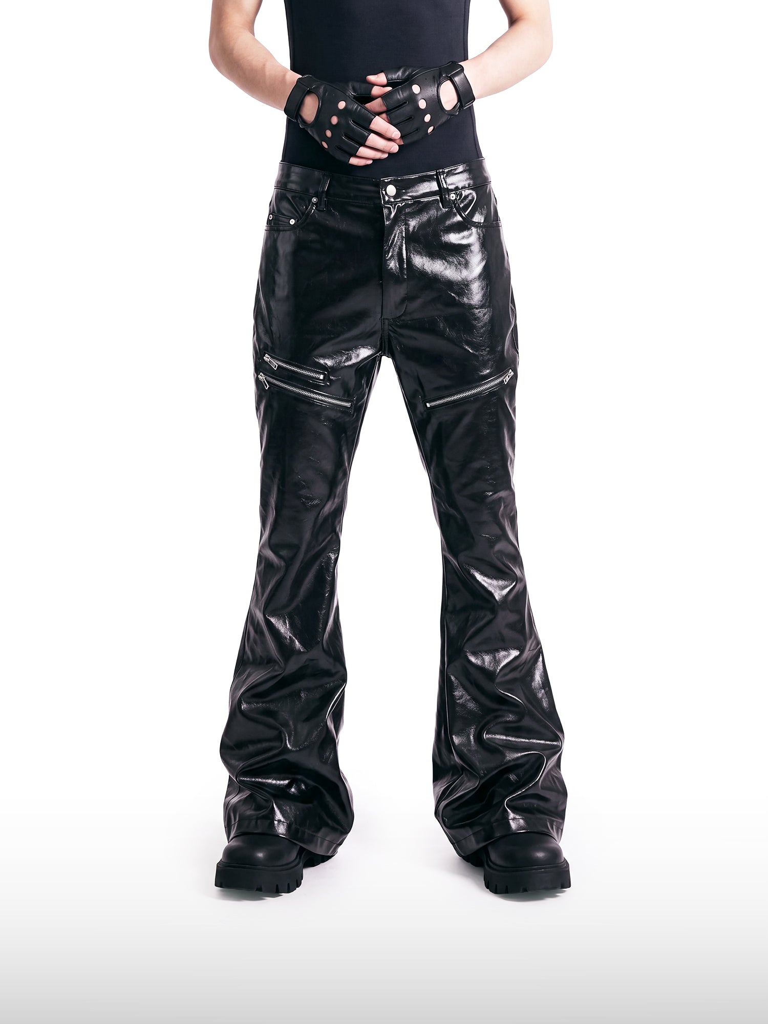 Flüssige schwarze Schlagjeans