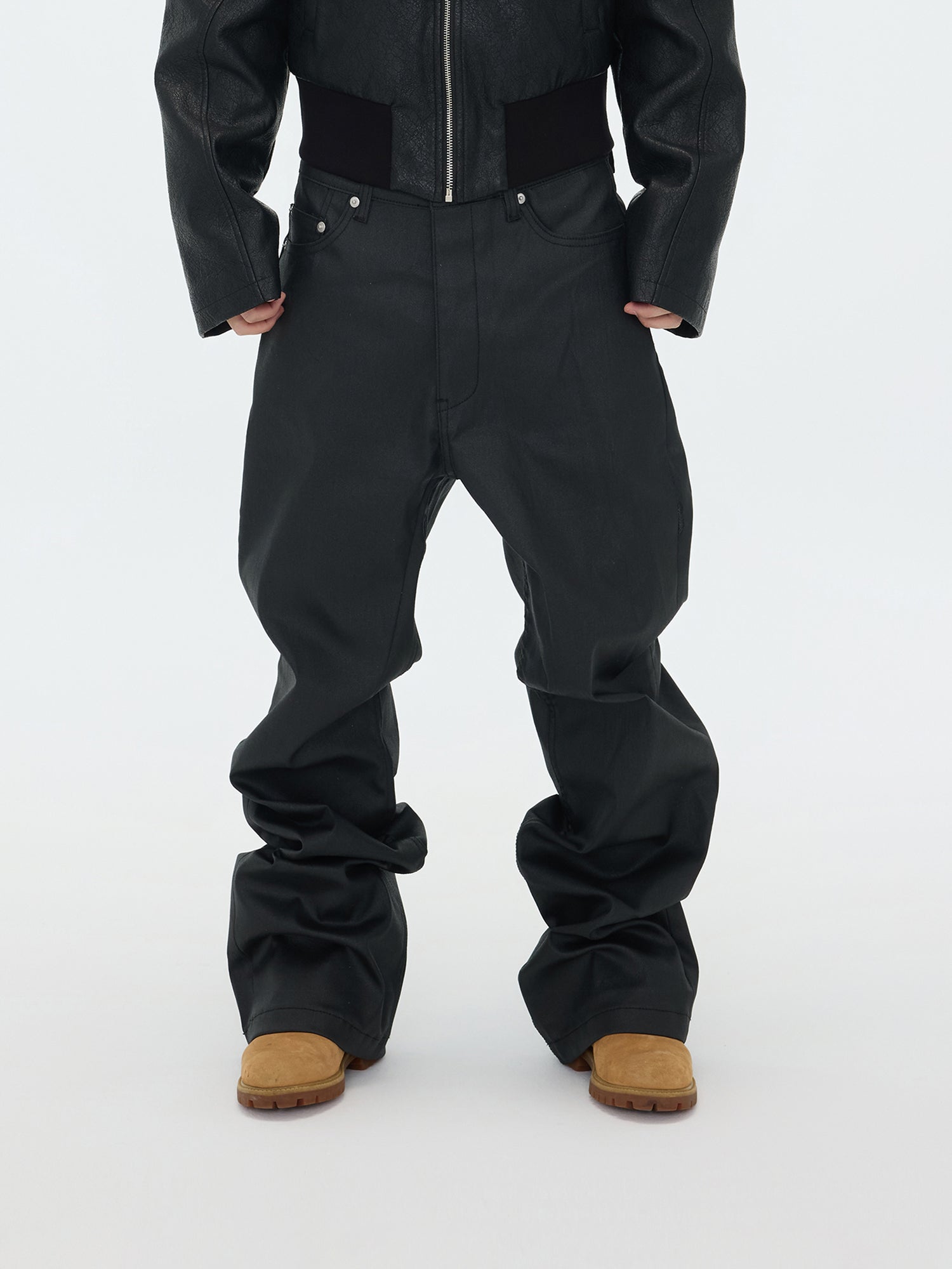 Matte schwarze Hose mit weitem Bein