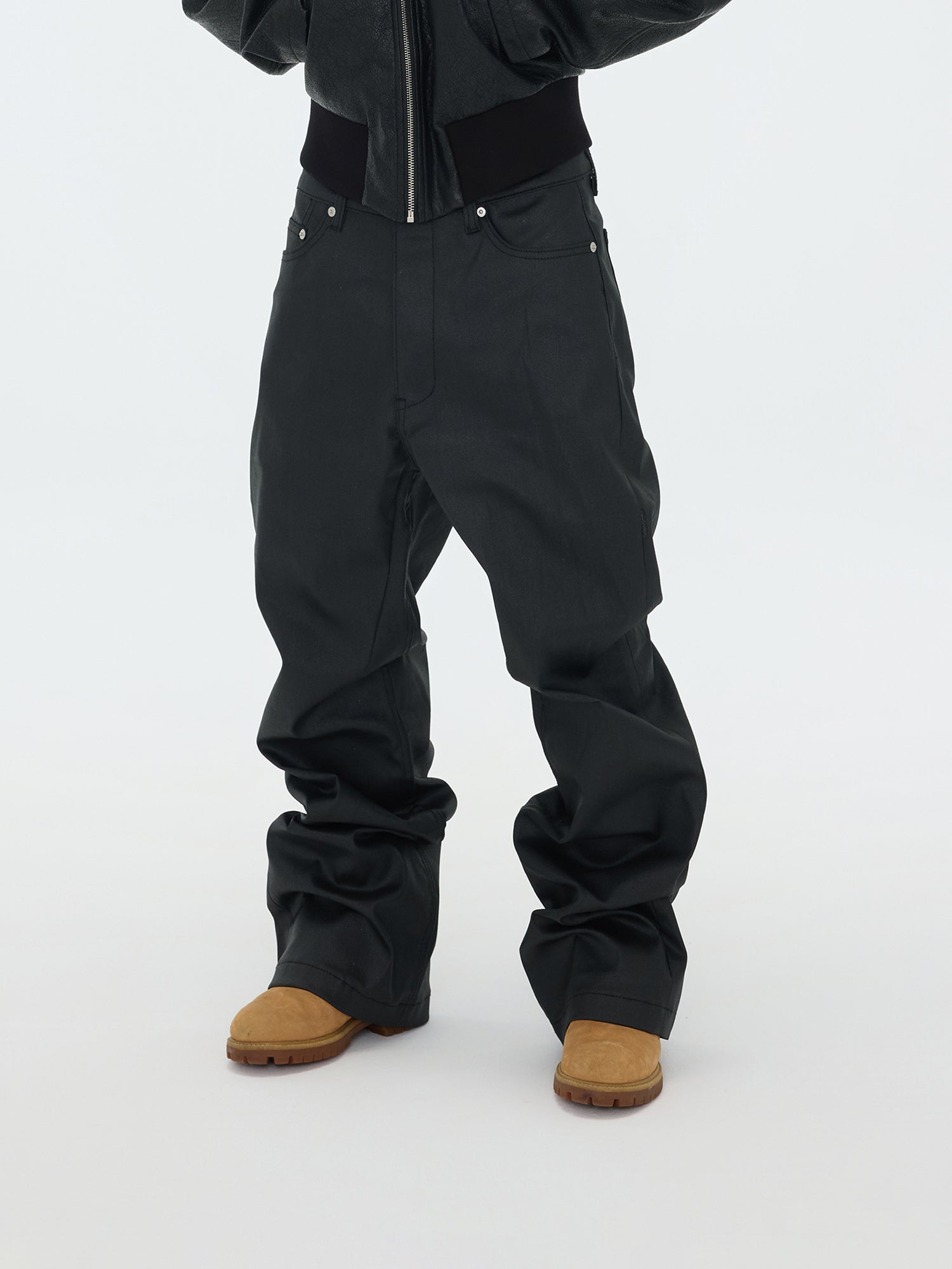 Matte schwarze Hose mit weitem Bein