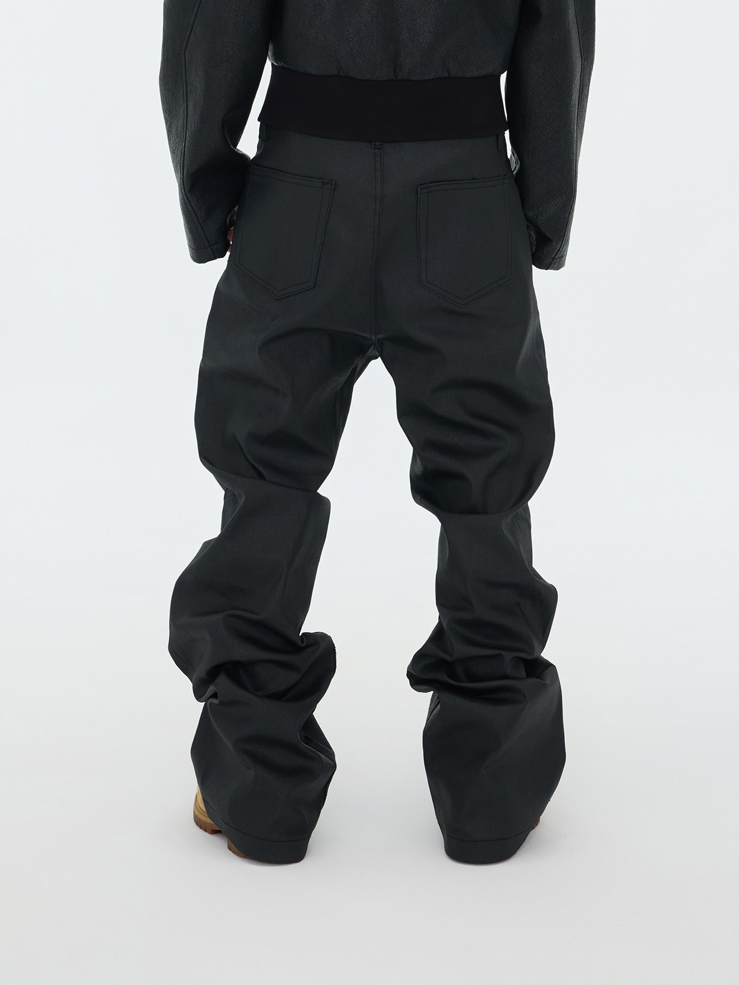 Matte schwarze Hose mit weitem Bein