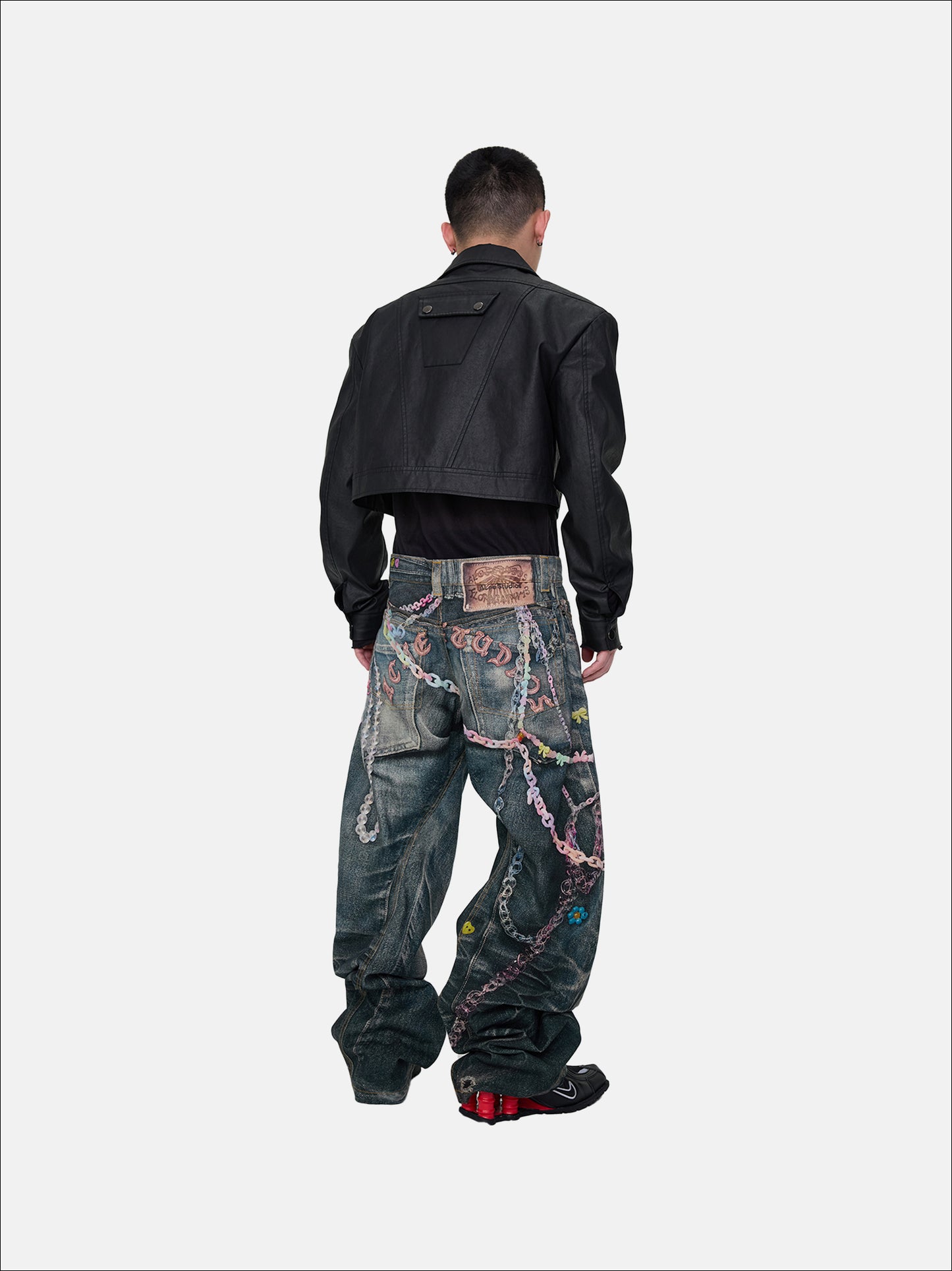Jeans mit bemalter Kette