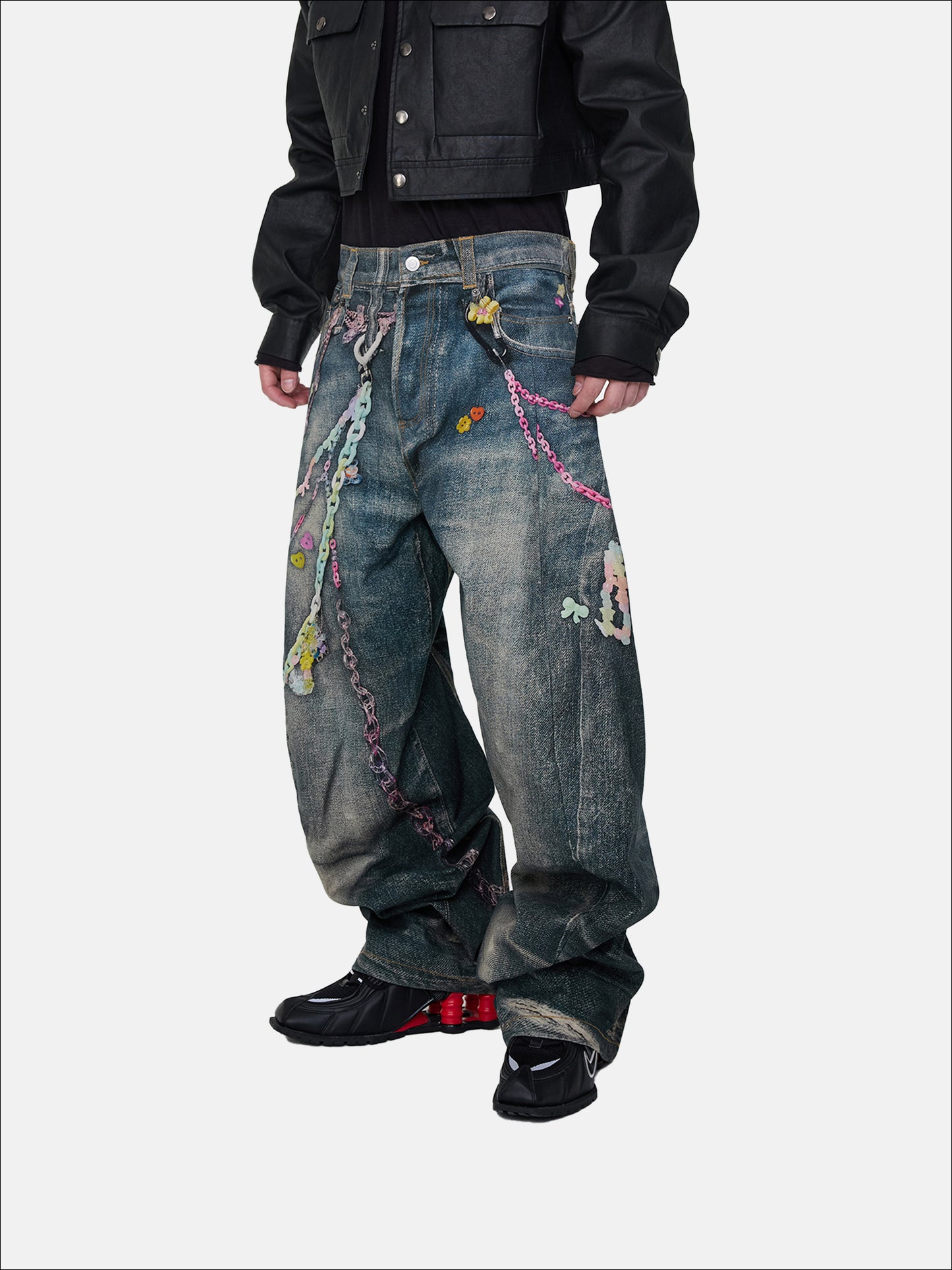 Jeans mit bemalter Kette