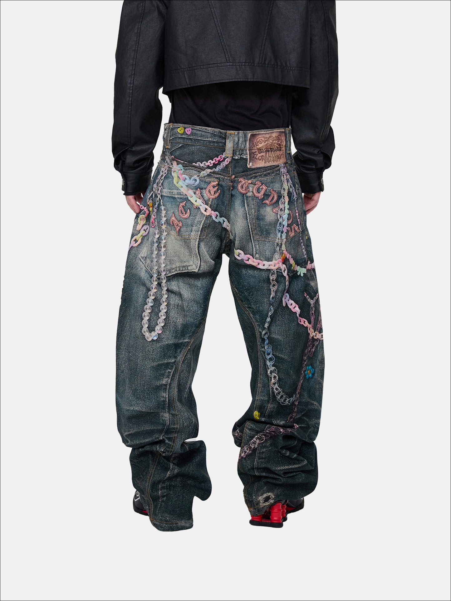 Jeans mit bemalter Kette