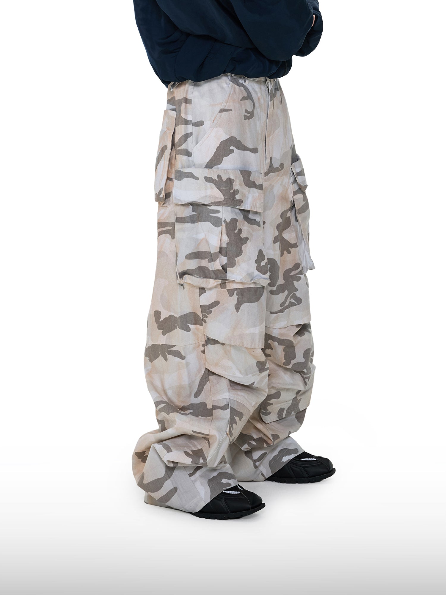 Sandfarbene Camouflage-Cargohose