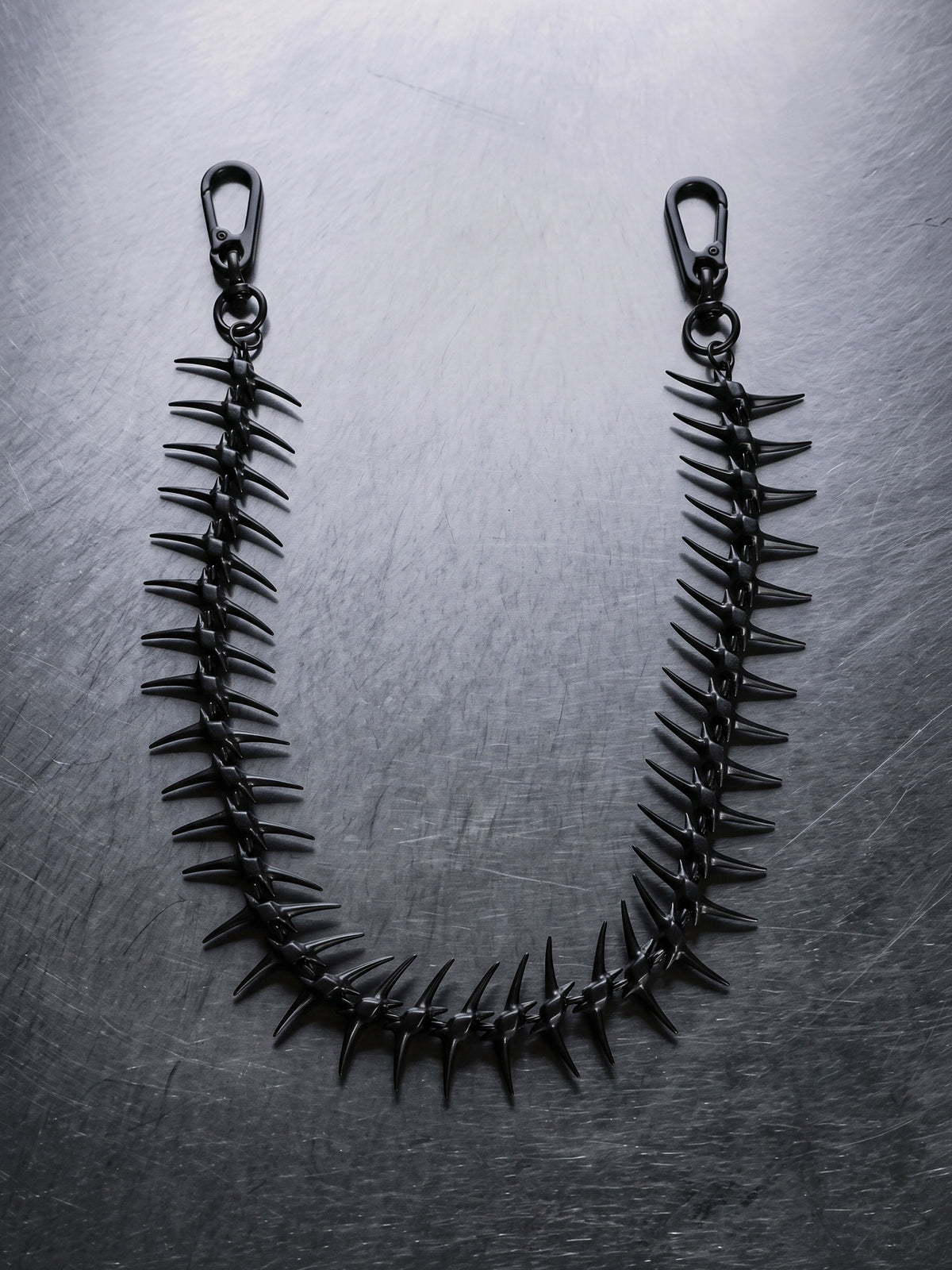 Taillenkette mit Stacheln und Fischgrätenmuster