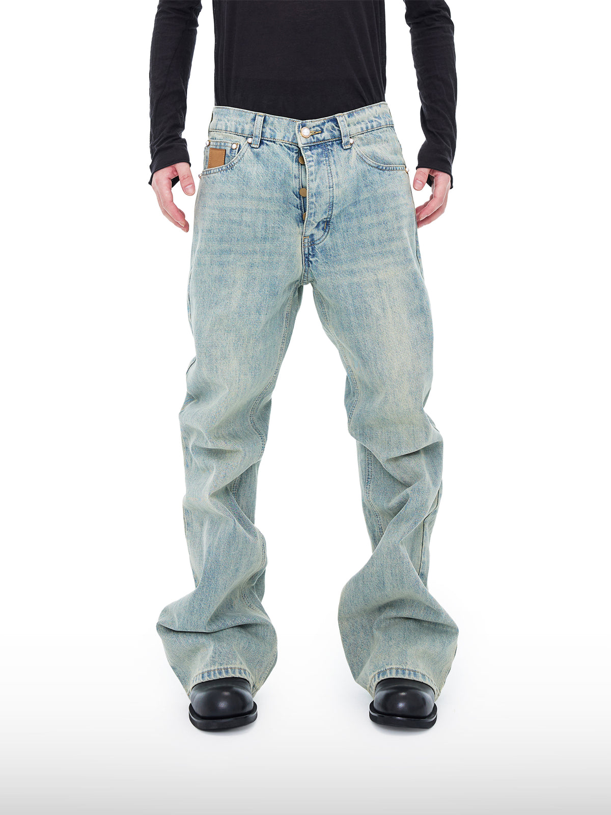 Gestapelte weite Jeans