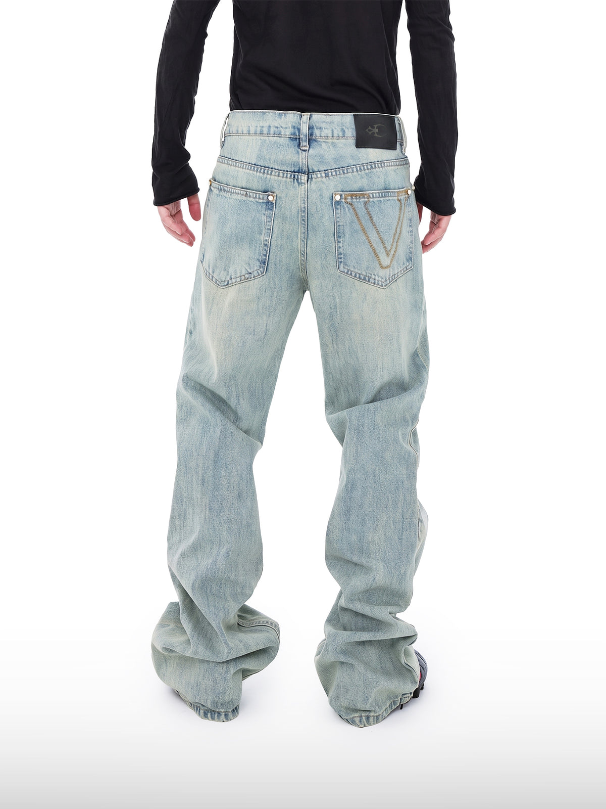 Gestapelte weite Jeans